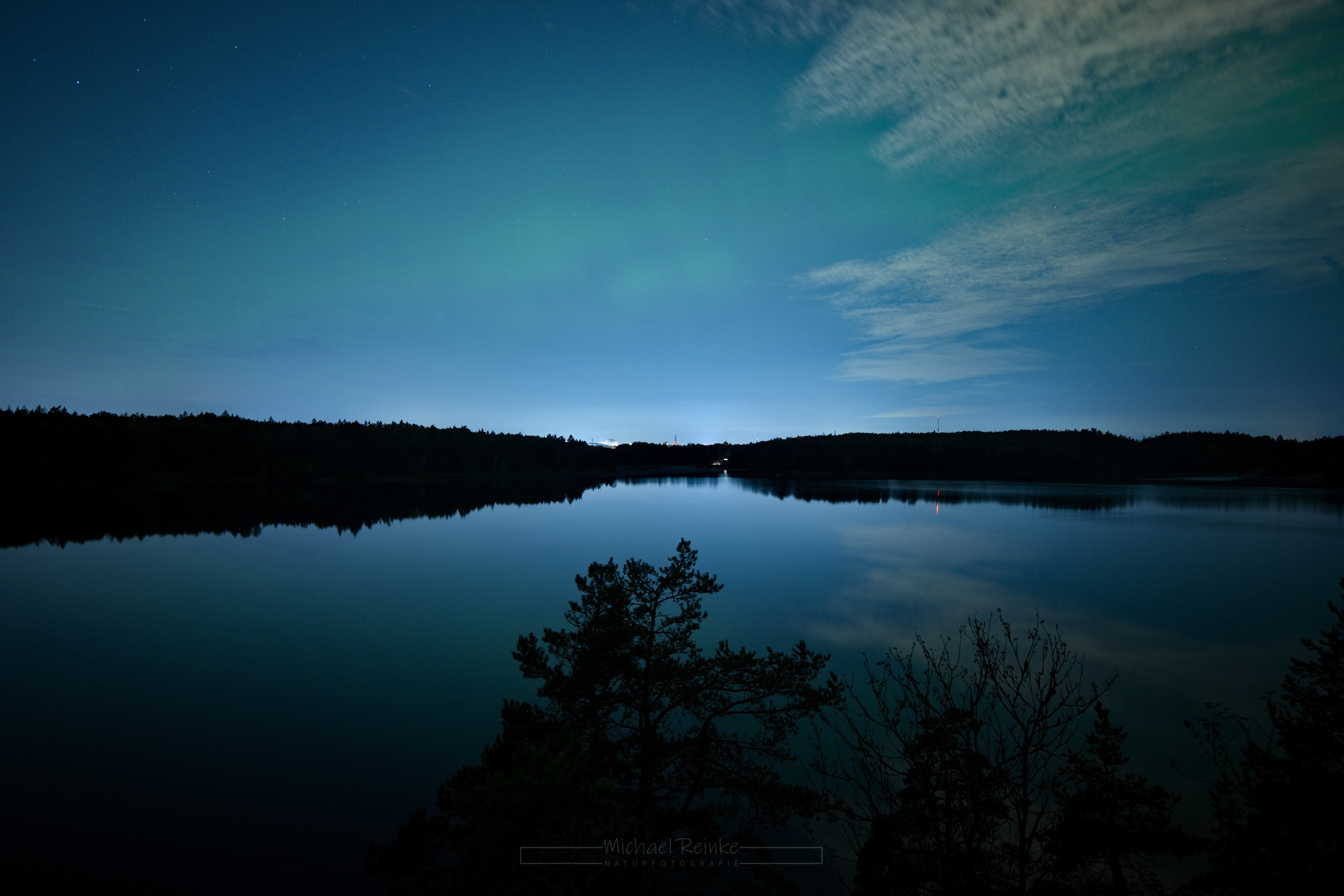 Der Flaten (See im Süden Stockholms) mit schwachen Polarlichtern.